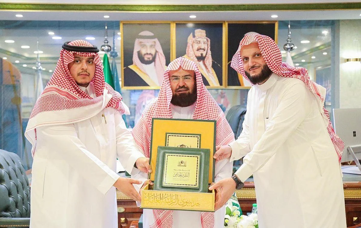 شاهد.. "السديس "يتسلّم 3 شهادات عالمية في الأيزو للحرمين الشريفين.. هنا تفاصيلها