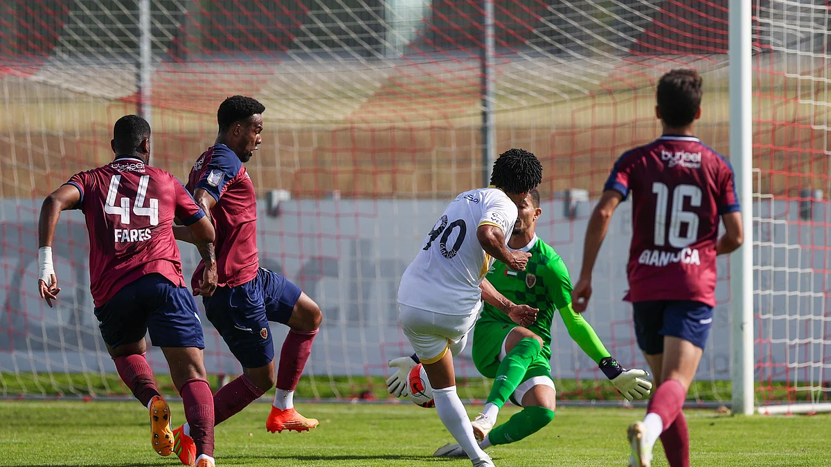 لحظة تسجيل رومارينيو لاعب الاتحاد هدف في مرمى الوحدة الإماراتي