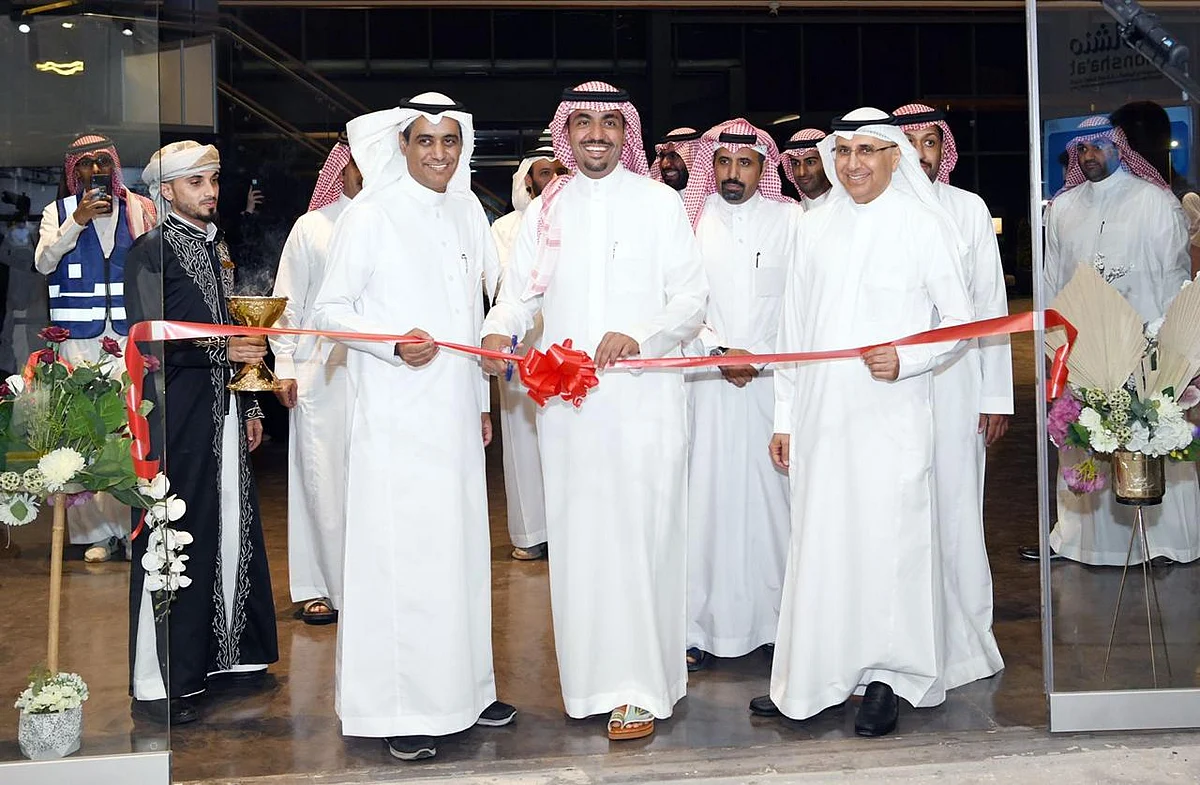 بدر الرزيزاء يفتتح المعرض