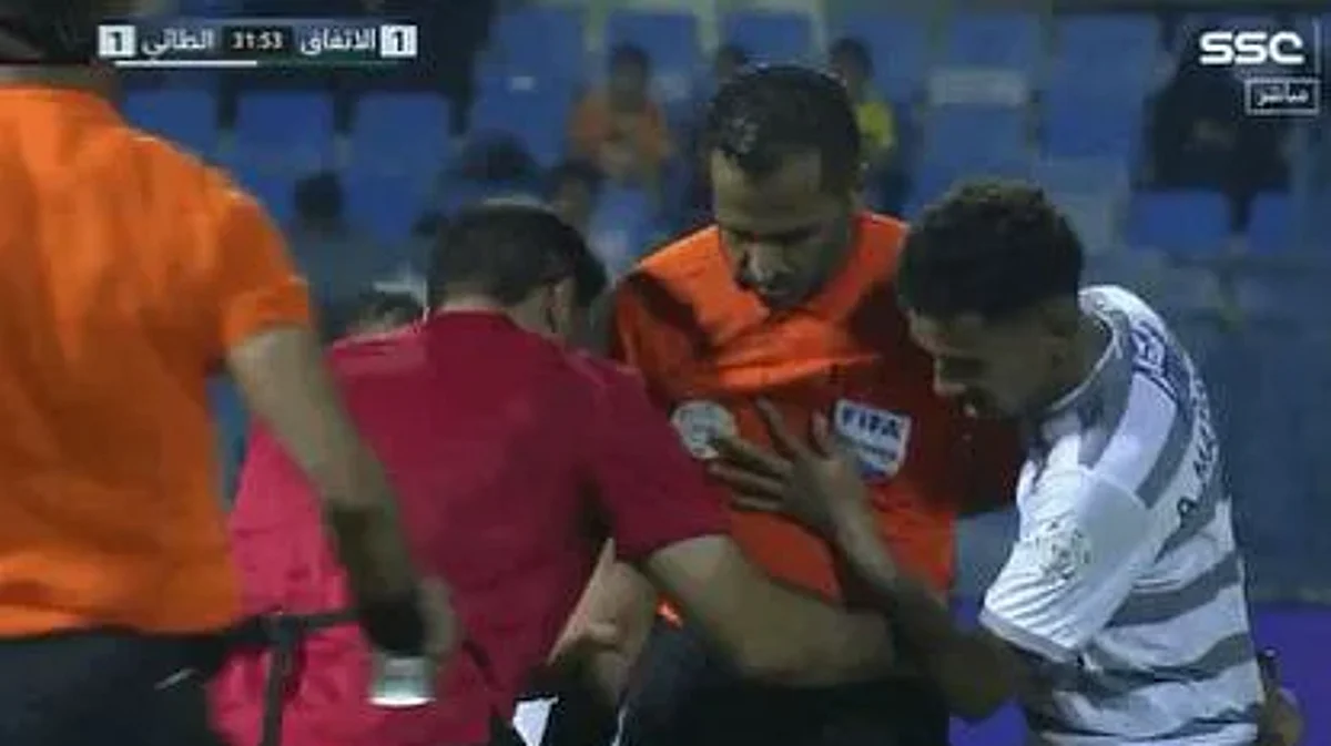 الحكم سامي الجريس أثناء مباراة الاتفاق والطائي