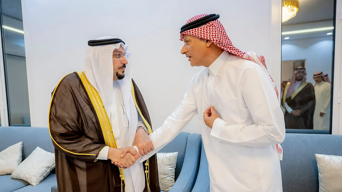 أمير القصيم معزيًا في وفاة الشيخ عبدالله المحمد الزيد العبدالقادر