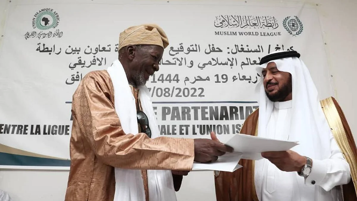 أثناء توقيع الاتفاقية بين الاتحاد الإسلامي الإفريقي ورابطة العالم الإسلامي