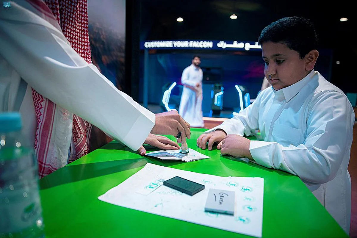 الأطفال يدربون صقورهم ضمن فعاليات معرض الصقور السعودي الدولي