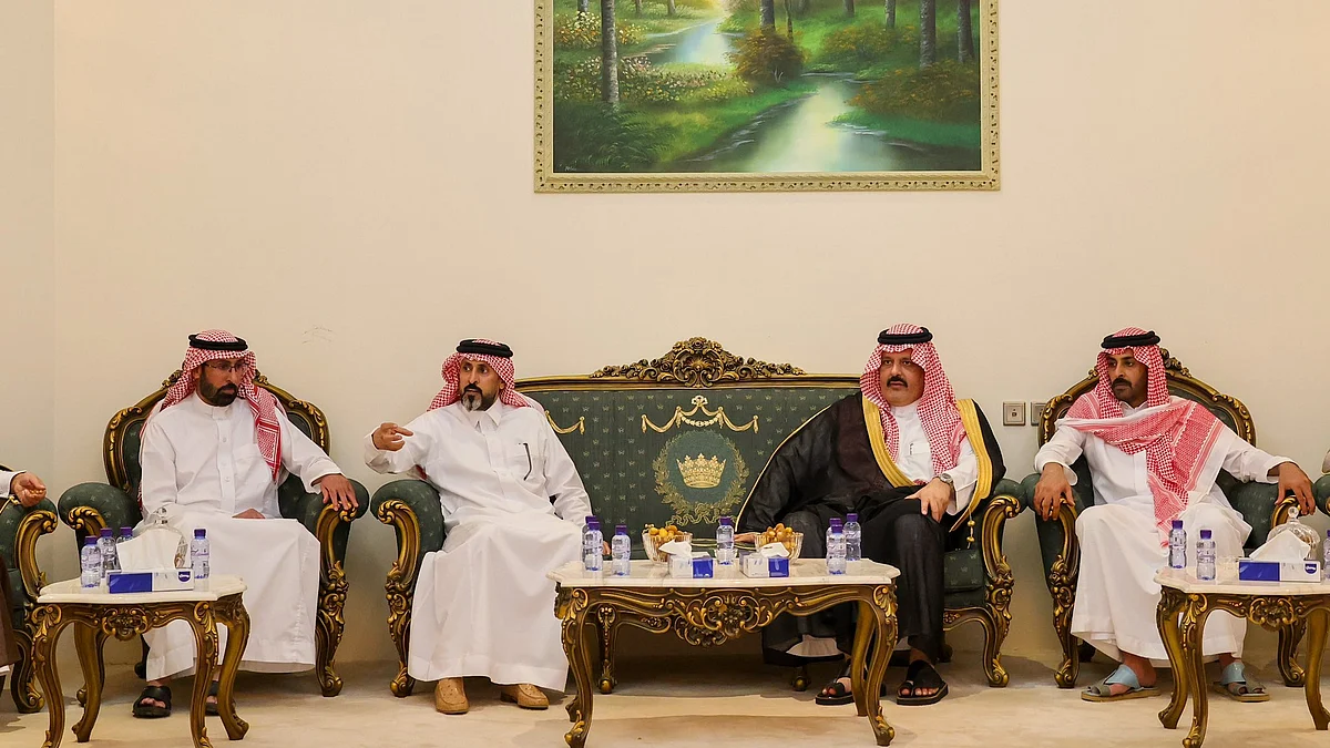 الأمير عبدالعزيز بن سعد يقدم واجب العزاء