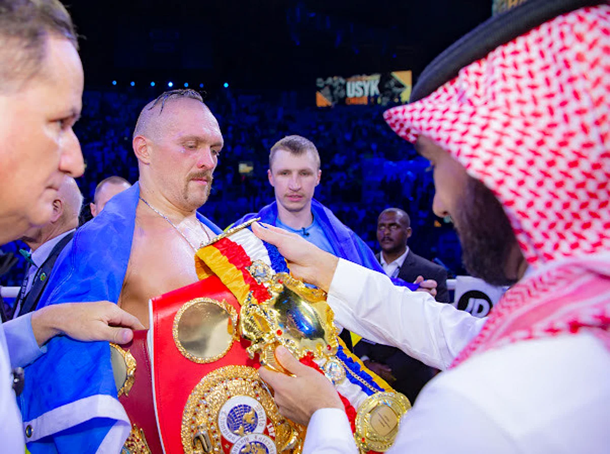 الأمير عبدالعزيز الفيصل يتوّج أولكسندر أوسيك بطلاً للعالم