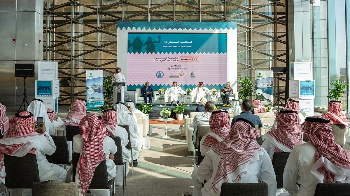 المؤتمر الصحفي يعرف بالتراث الثقافي المغمور بالمياه