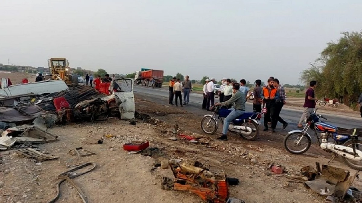 16 قتيلًا جراء اصطدام شاحنة بحافلة صغيرة في إيران