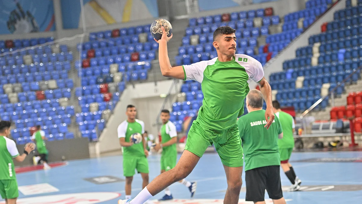 ناشئو المنتخب السعودي لكرة اليد يؤدون التدريبات