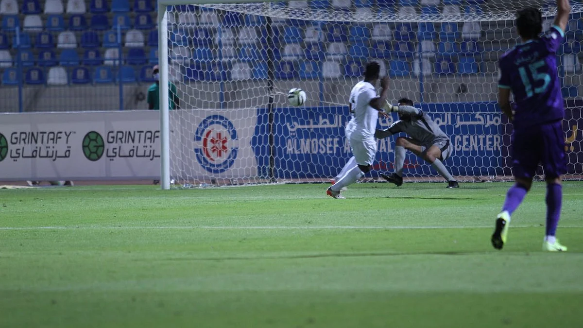 لحظة تسجيل لاعب الأخدود هدفًا في مرمى الأهلي