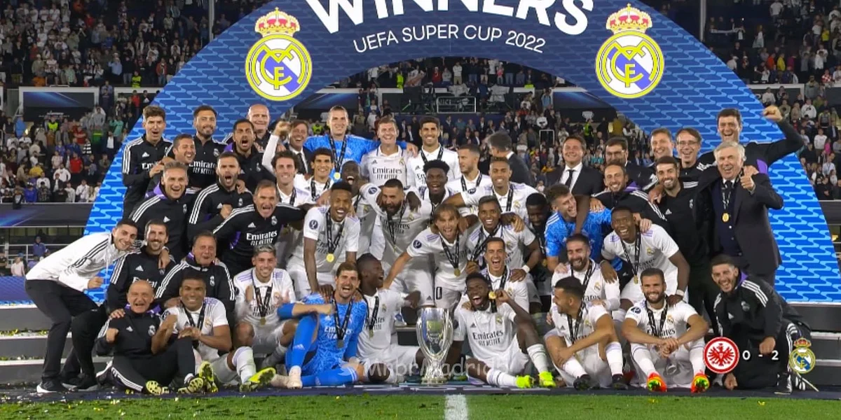 لاعبو نادي ريال مدريد يحتفلون بالكأس