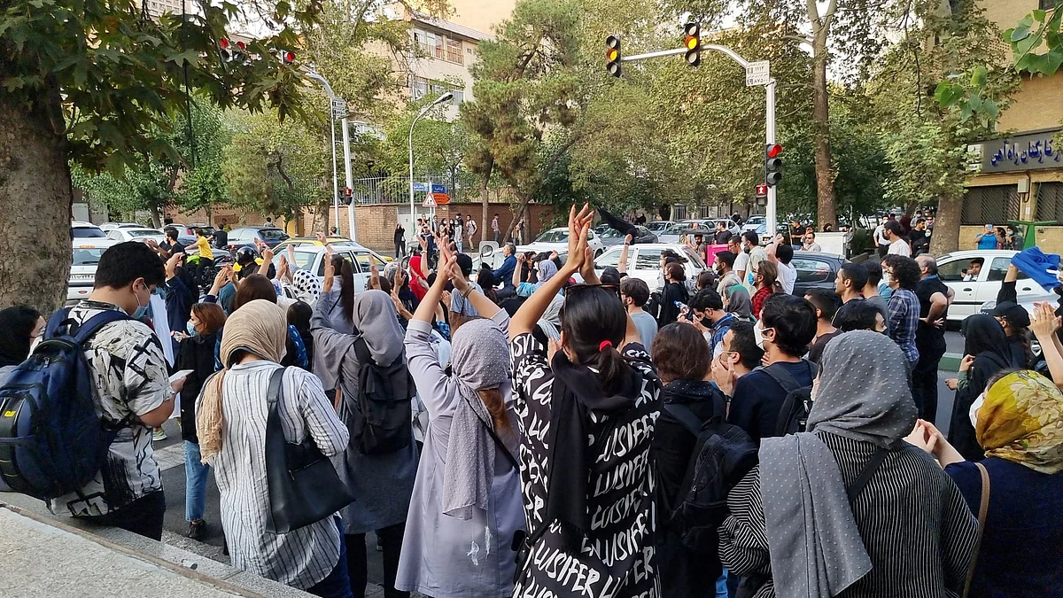 رقعة الاحتجاجات تتوسّع والدعم الدولي حاضر.. تضامن عالمي وضغوط ضد حجب الإنترنت بإيران