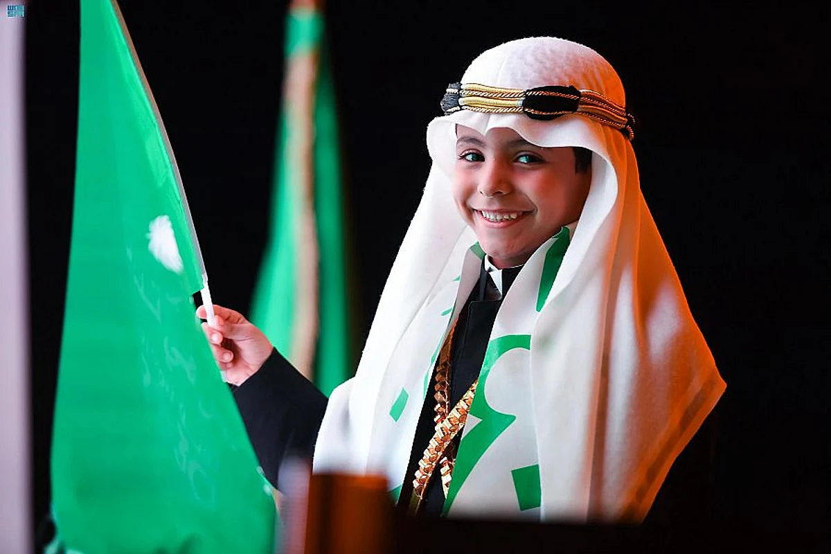 أطفال "الشمالية" توشحوا بأعلام الوطن والابتسامة تعلو محياهم