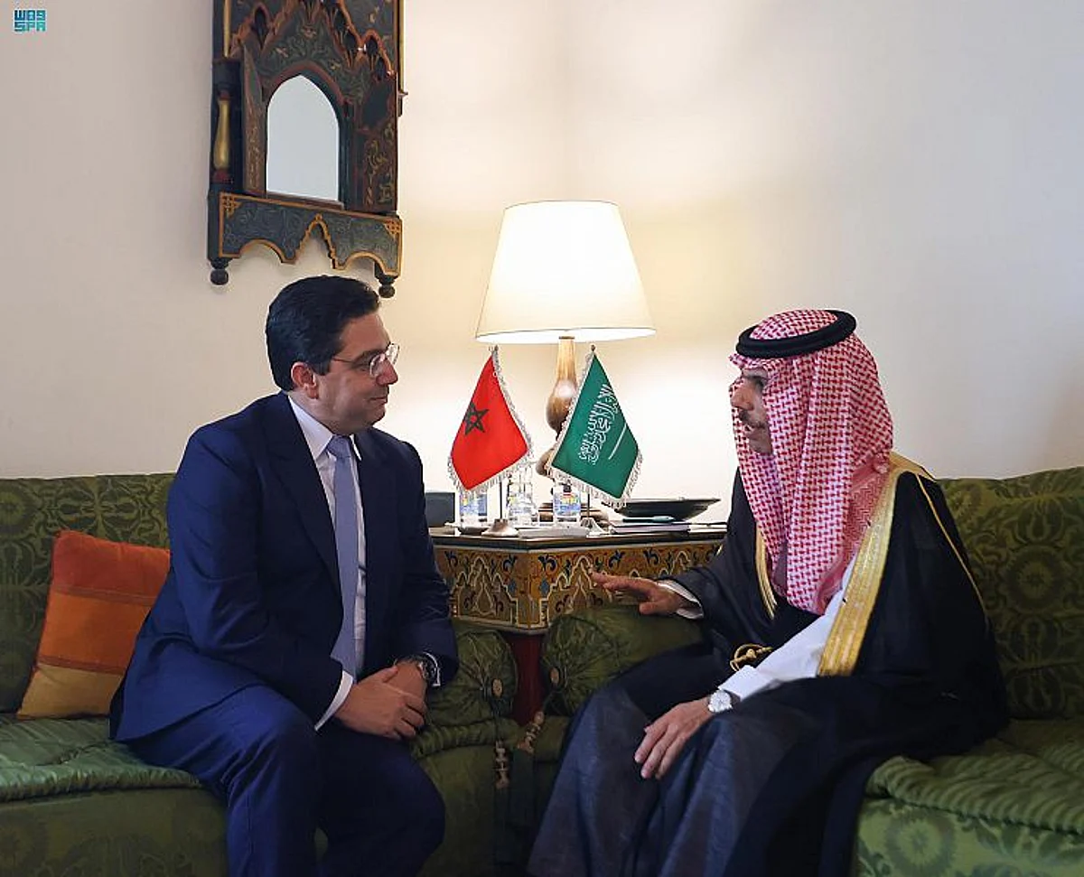 وزير الخارجية يستعرض مع نظيره المغربي العلاقات الثنائية وتطورات الأوضاع