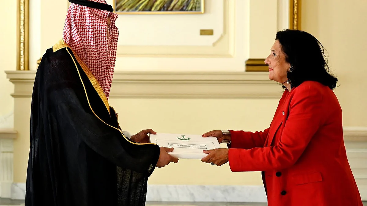 السفير سلمان آل الشيخ يقدم أوراق اعتماده لرئيسة جورجيا