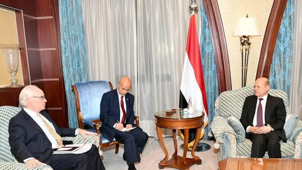 رئيس مجلس القيادة الرئاسي اليمني يستقبل المبعوث الاميركي