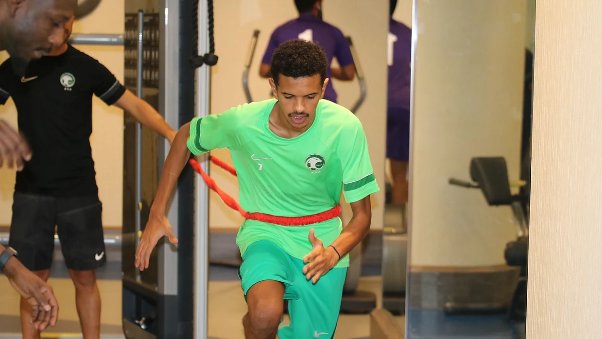 لاعبو المنتخب السعودي الأول لكرة قدم الصالات يؤدون التدريبات اللياقية