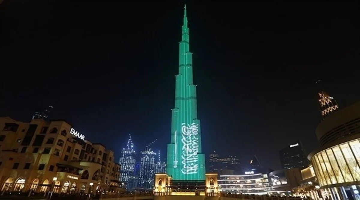 برج خليفة بالامارات يتوشح براية التوحيد احتفالًا باليوم الوطني 92 السعودي