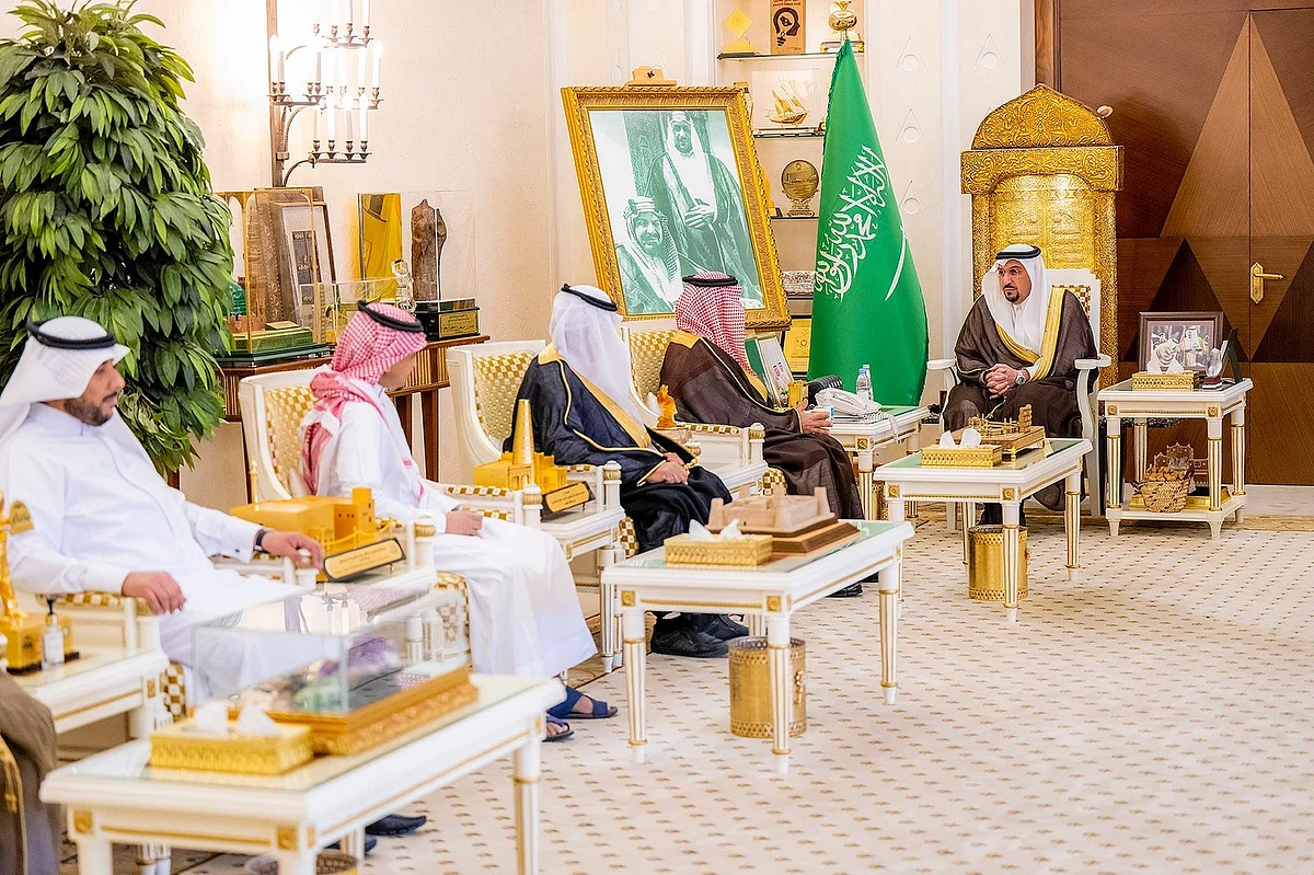أمير القصيم يلتقي رئيس جمعية أصدقاء المرضى بعنيزة