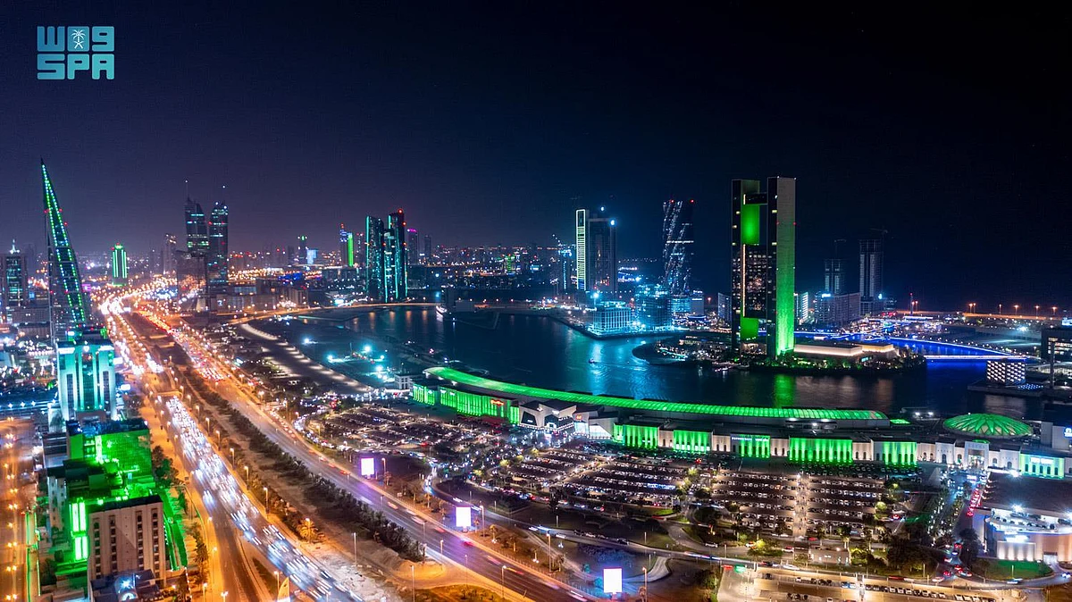 احتفالاً باليوم الوطني 92 السعودي.. مباني البحرين ومعالمها تزدان باللون الأخضر