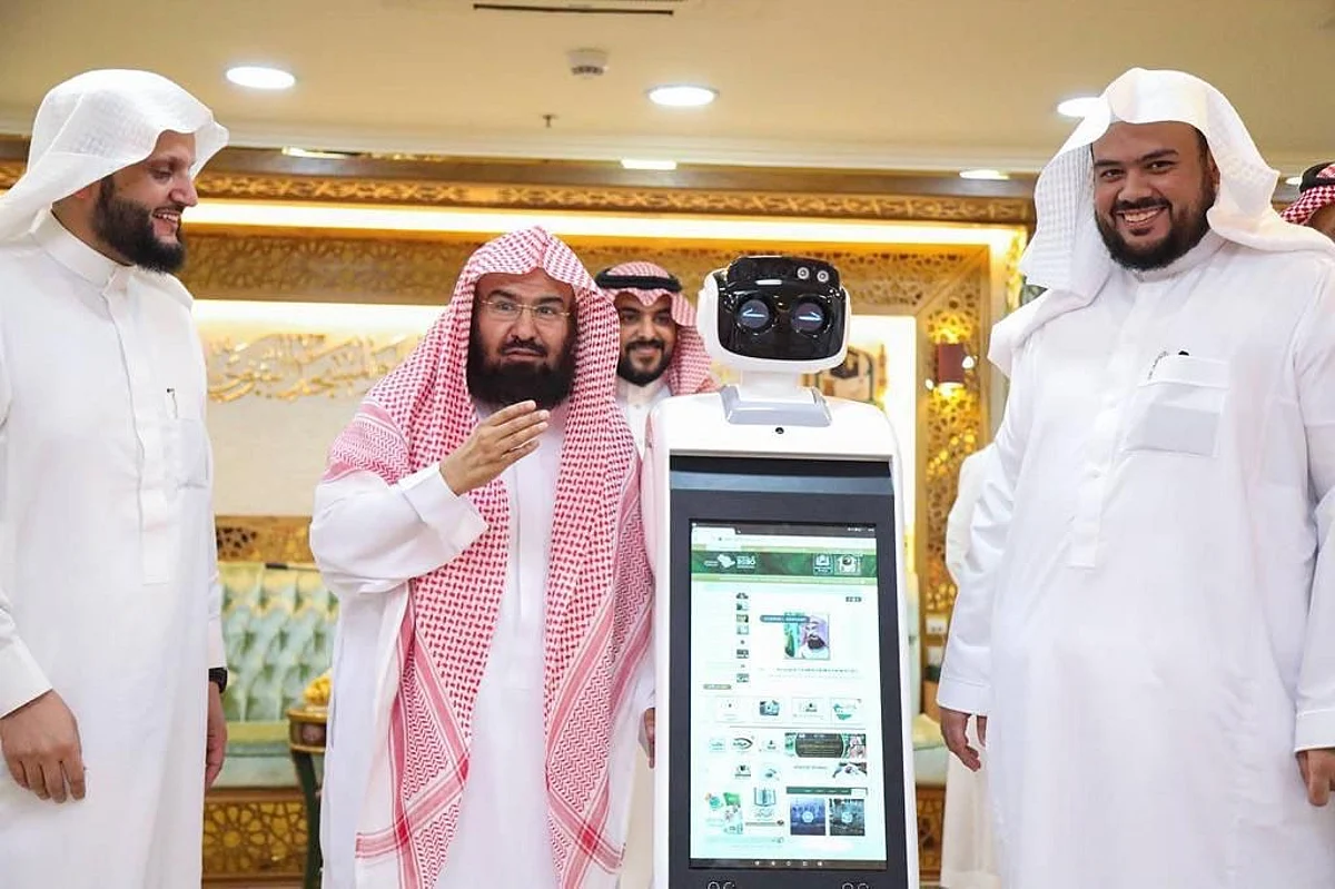 "السديس" يطلق روبوت التلاوات والخُطب لخدمة قاصدي الحرمَيْن.. هذه أهدافه