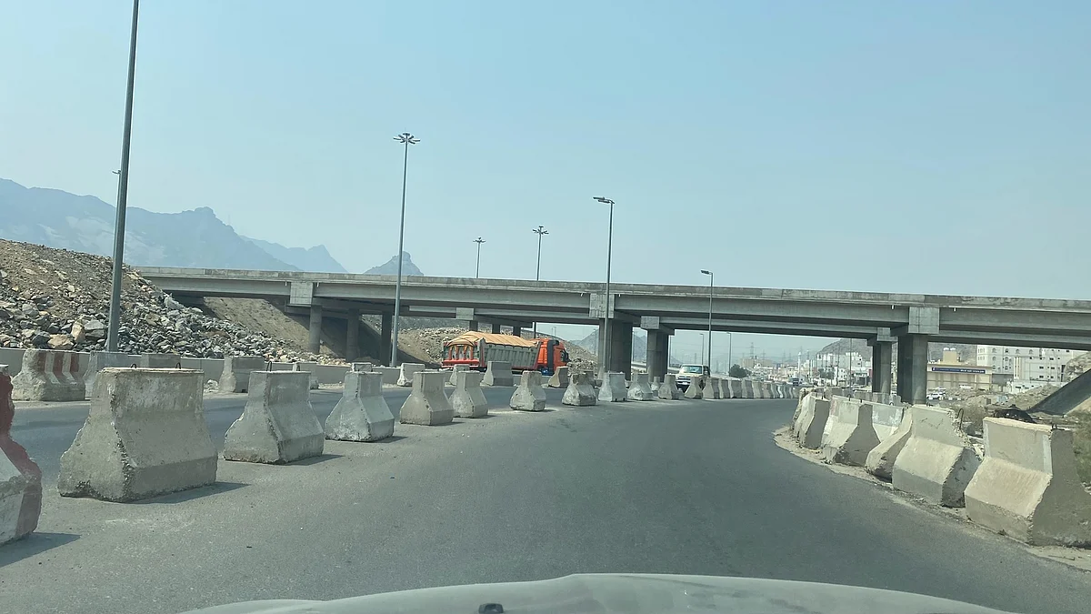 مرور العاصمة المقدسة يعالج بروز الحواجز الخرسانية