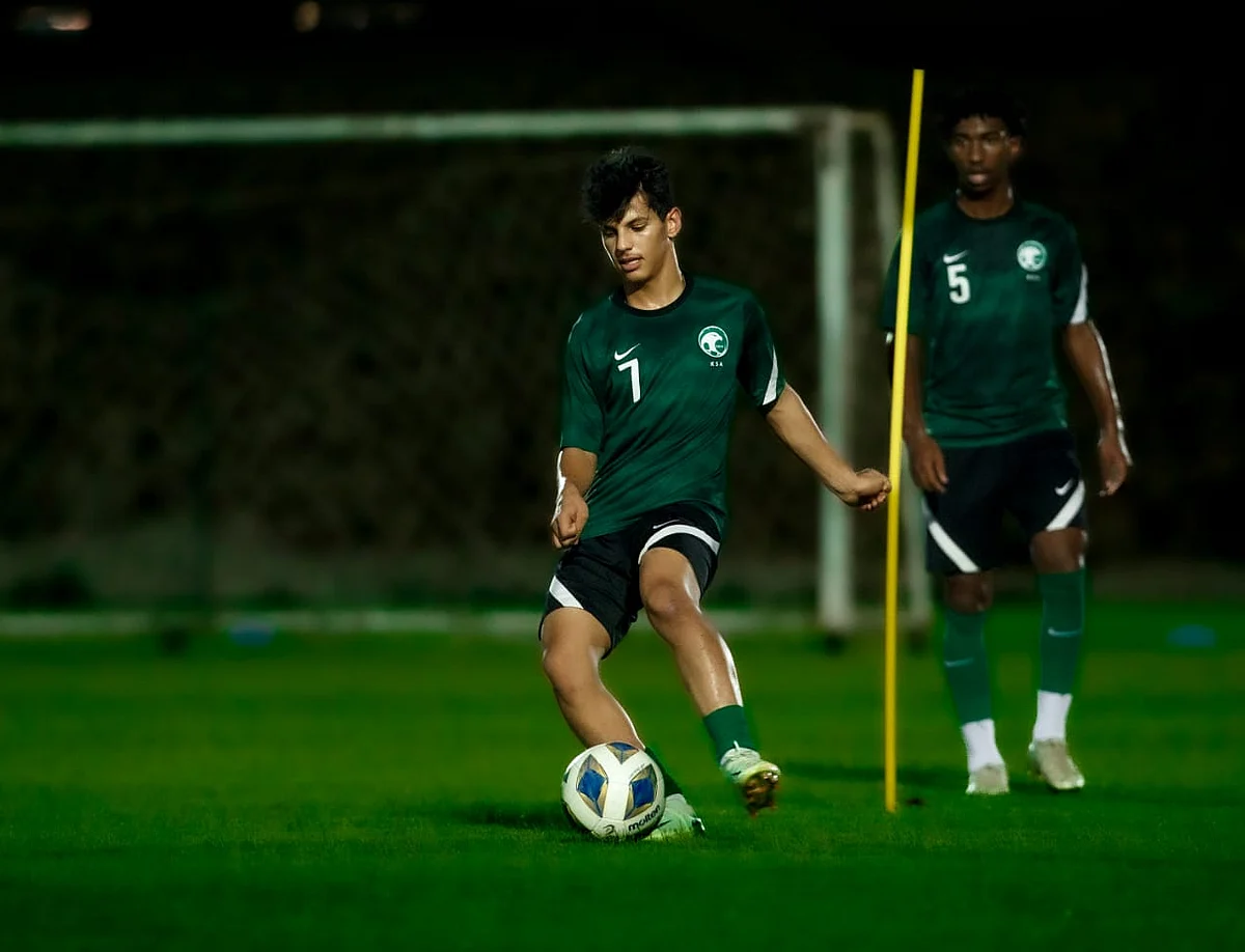 ناشئو المنتخب السعودي يؤدون التدريبات