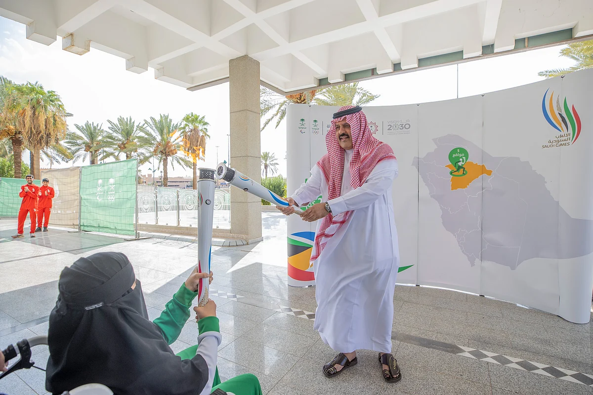 في إطار جولتها الترويجية.. أمير منطقة حائل يتسلّم شعلة دورة الألعاب السعودية 2022