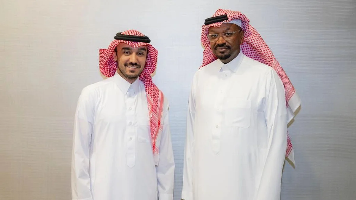 وزير الرياضة الأمير عبدالعزيز الفيصل ورئيس النادي الأهلي المكلف وليد معاذ