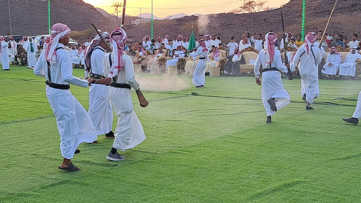 محافظ وادي الفرع يطلق مسيرة وفعاليات ويهنئ القيادة