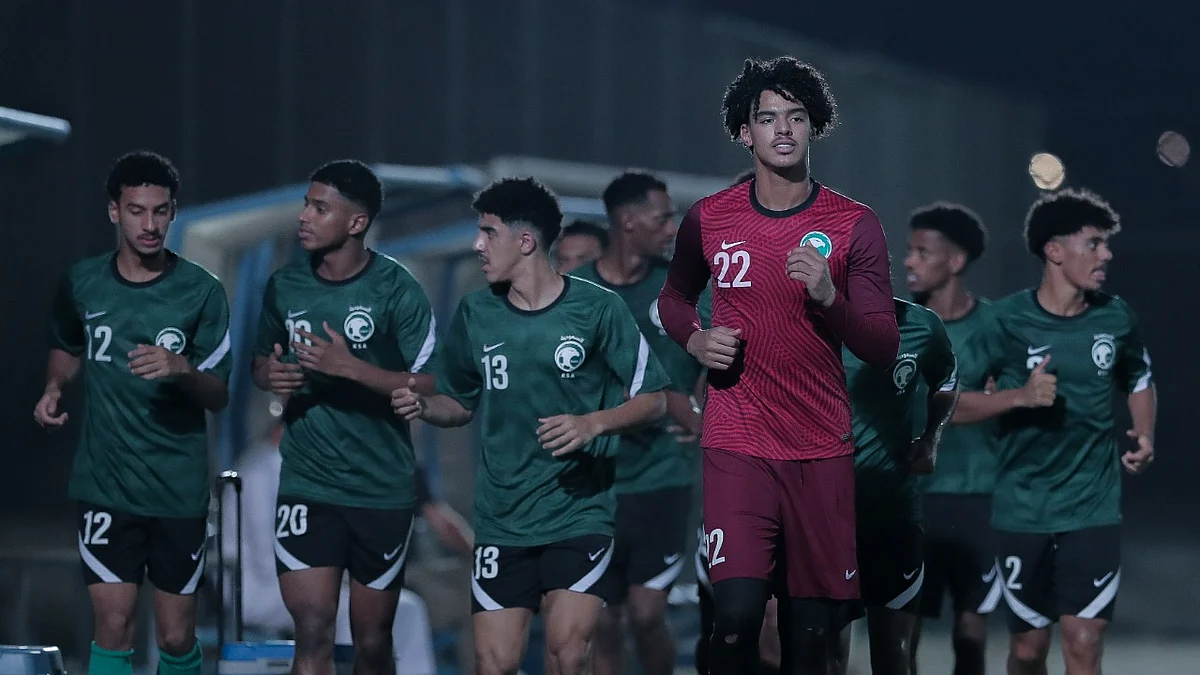شباب المنتخب السعودي يؤدون التدريبات الجماعية