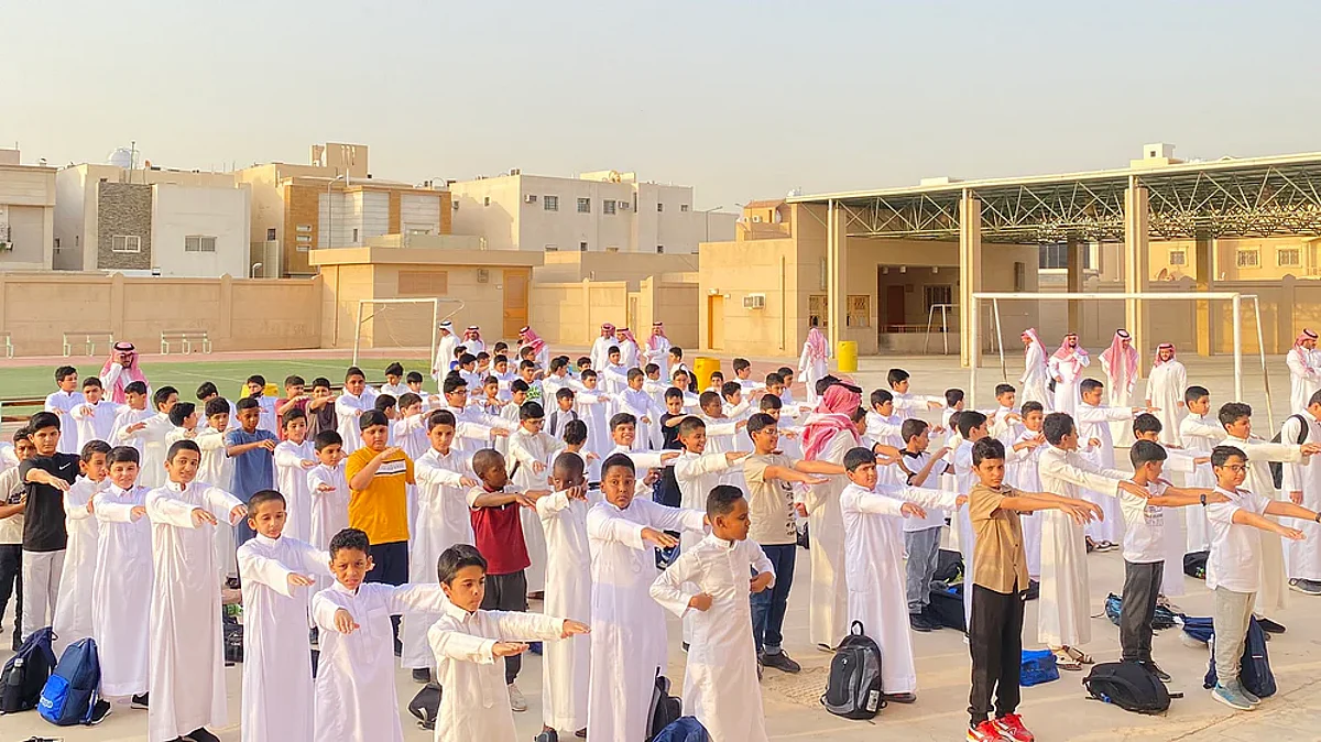 الطابور الصباحي للطلاب في أول يوم دراسي