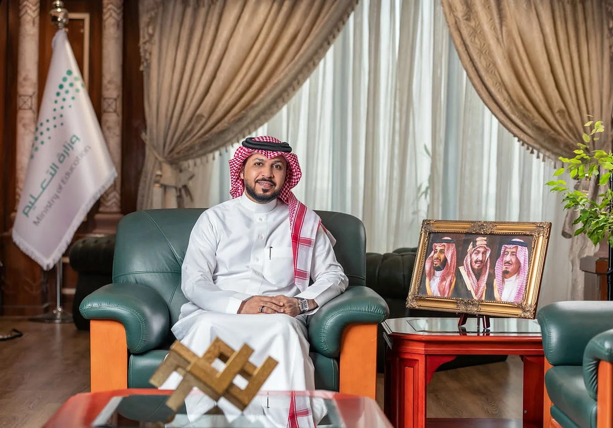 المدير العام للتعليم في منطقة عسير أحمد بن خضران العمري