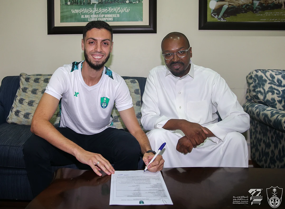 اللاعب هشام فايق يوقع للأهلي