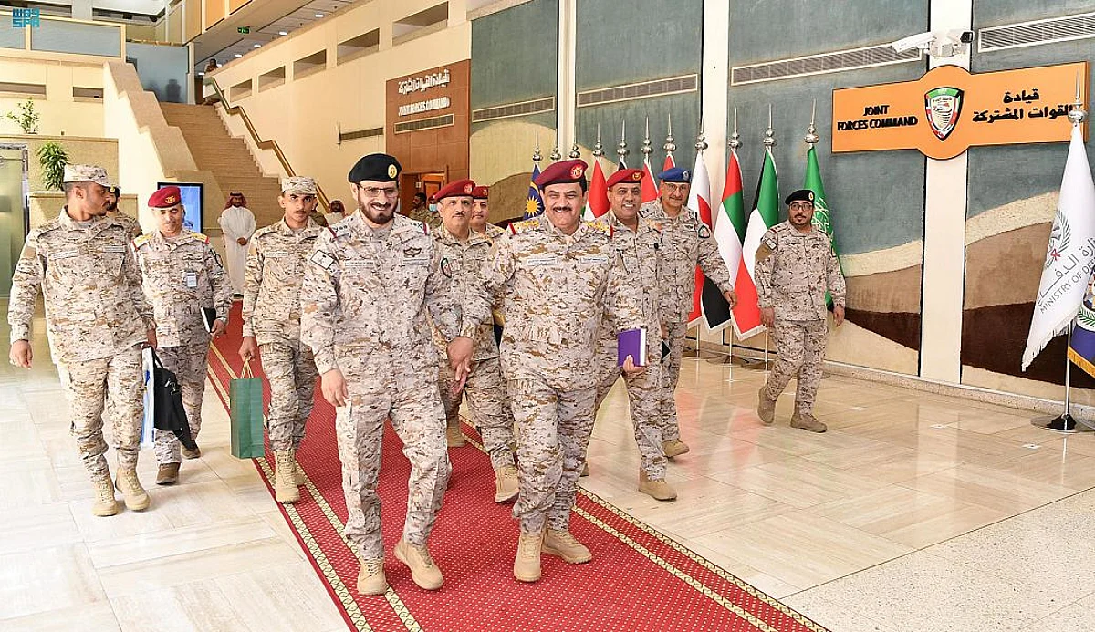 وزير الدفاع اليمني يزور قيادة القوات المشتركة لتحالف دعم الشرعية