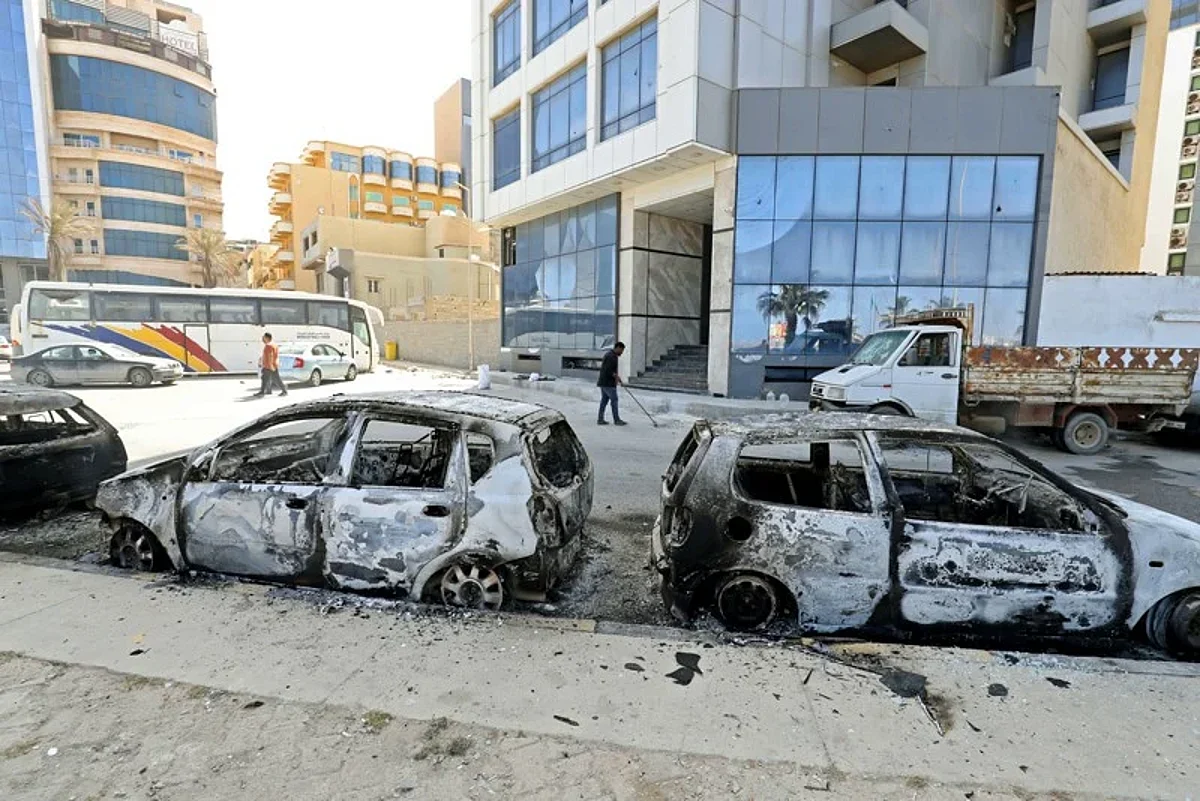 آثار الدمار الذي خلفته الاشتباكات المسلحة في ضواحي طرابلس قبل أيام