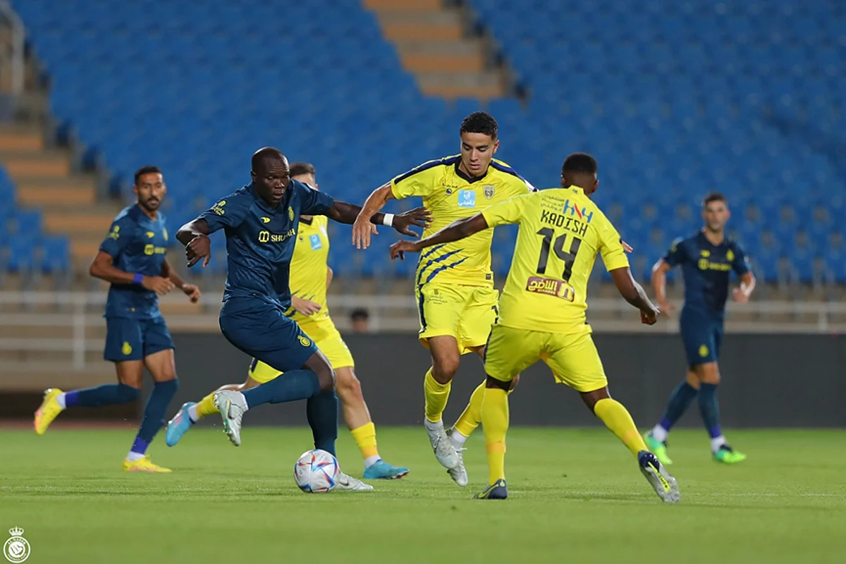 جانب من مباراة التعاون والنصر
