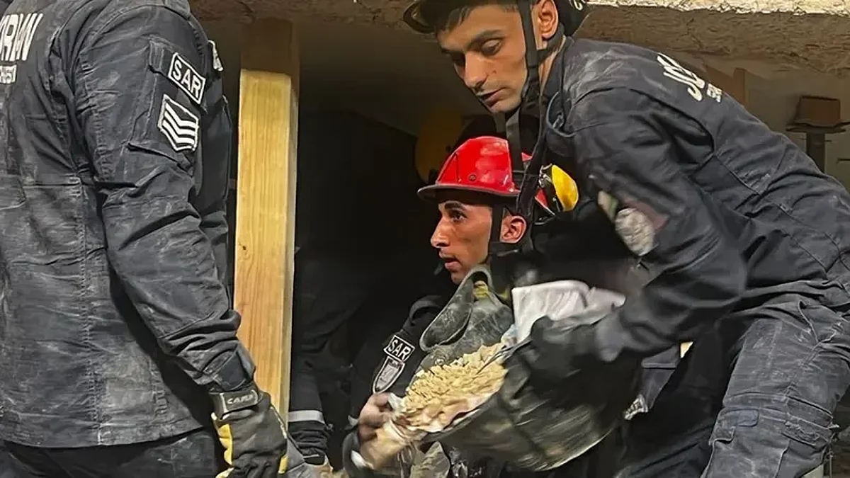 من موقع المبنى المنهار
