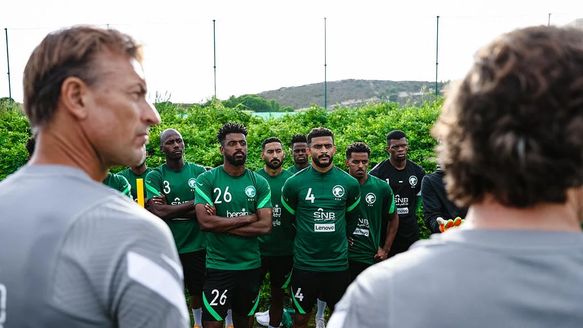 المدرب إيرڤي رينارد يجتمع بلاعبي المنتخب السعودي