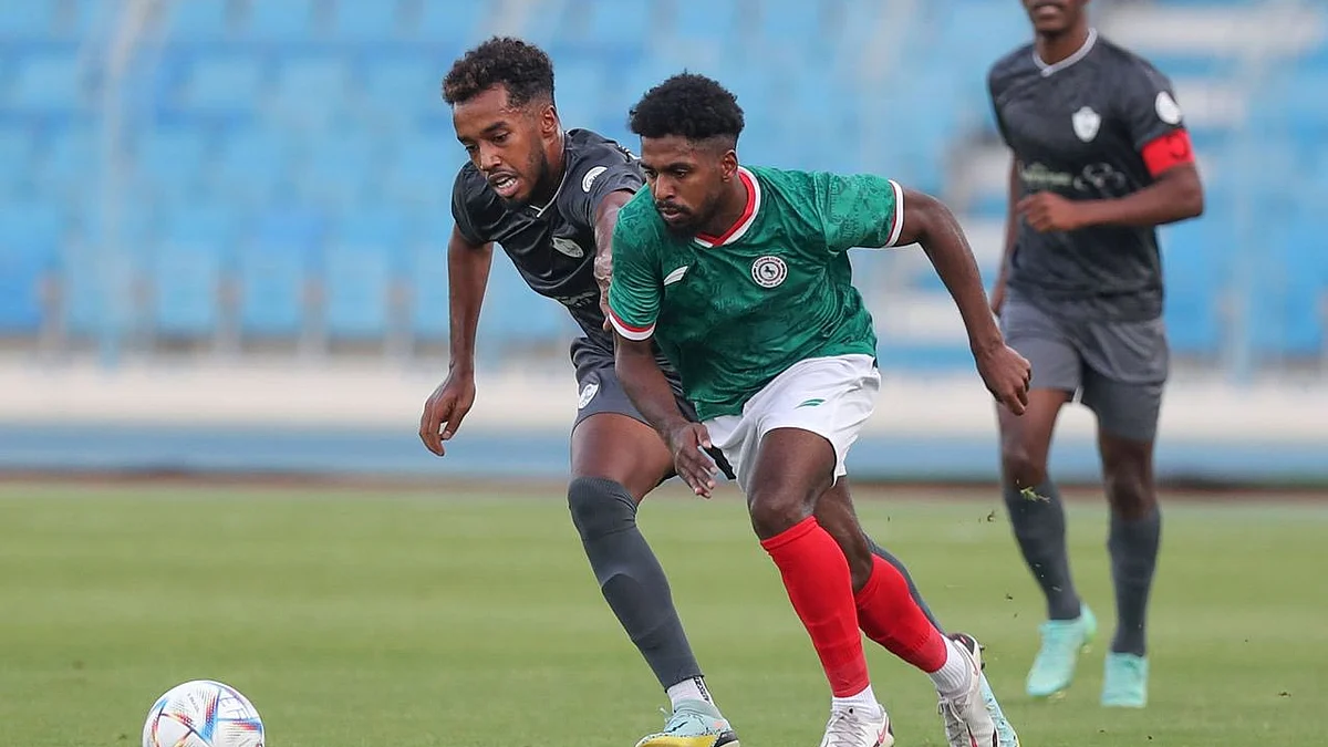 جانب من لقاء الطائي والاتفاق في الدوري الرديف