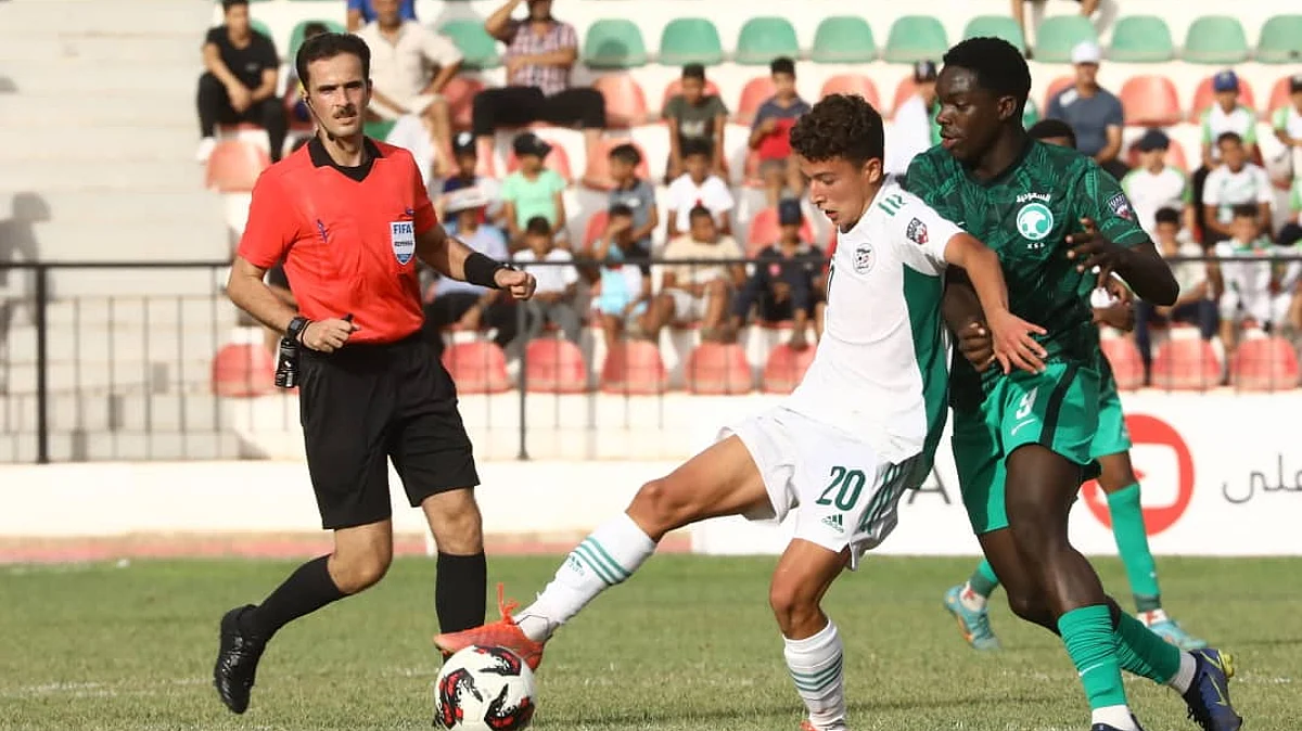 جانب من مباراة ناشئو المنتخب السعودي مع نظيره الجزائري