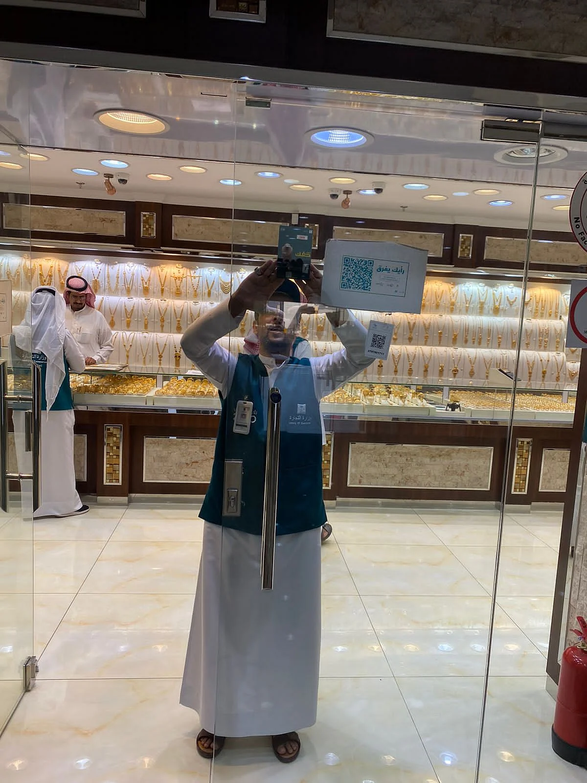 وضع ملصقات اعرف حقك على منافذ البيع