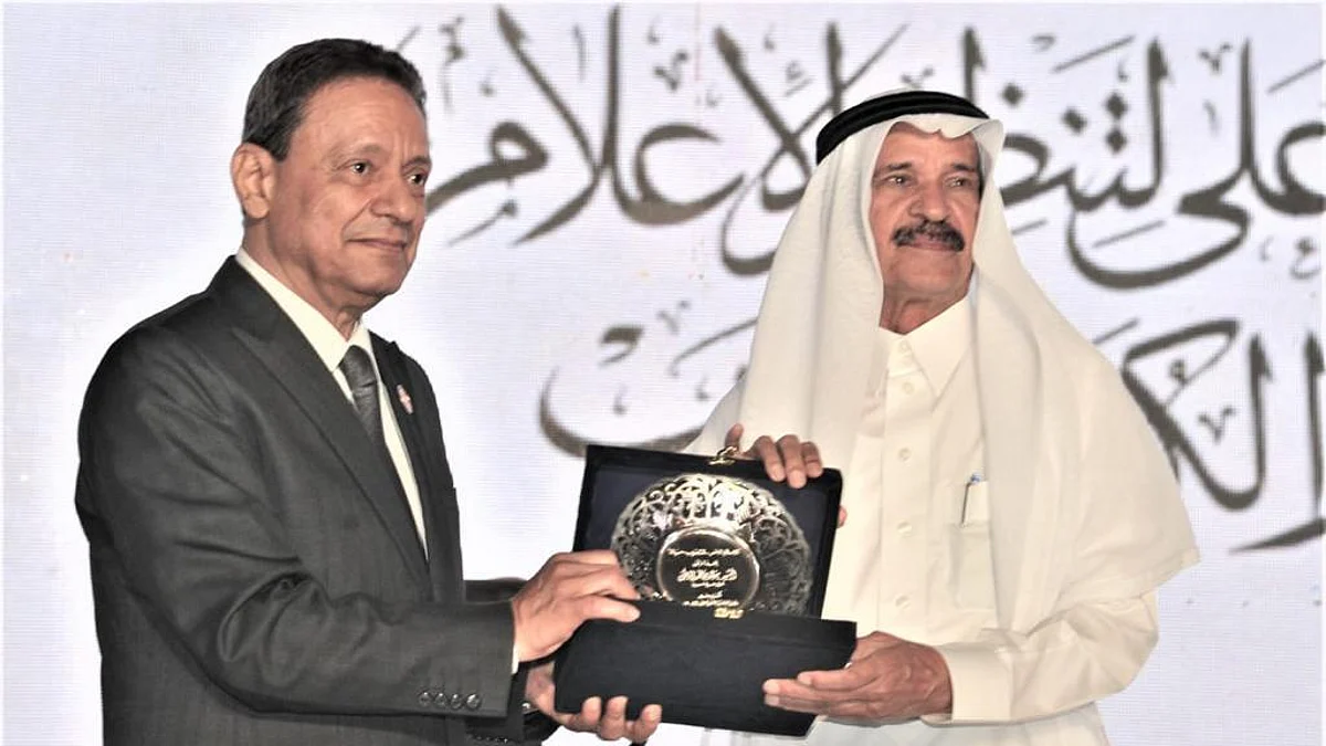خالد المالك يتسلم جائزة الرواد