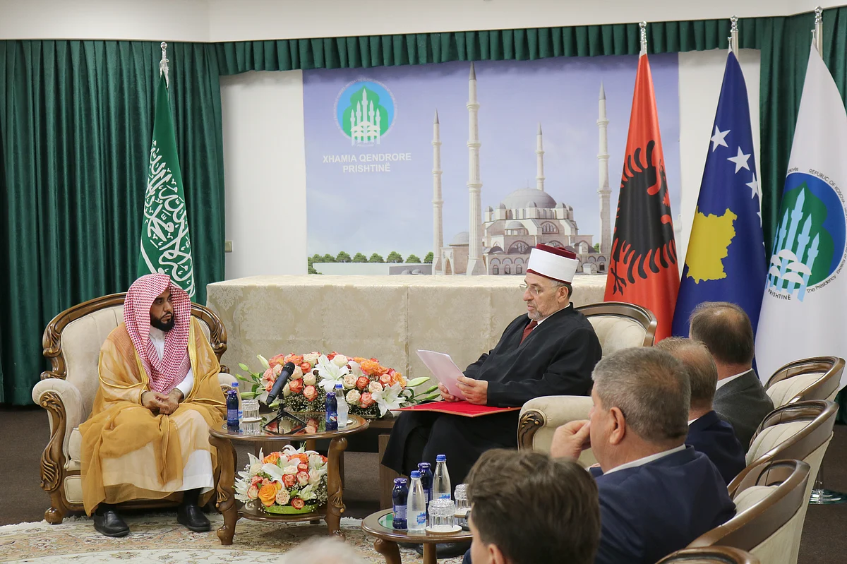 "الجهني" يزور مفتي كوسوفا ويلقي محاضرة حول التيسير بأكبر كلية إسلامية