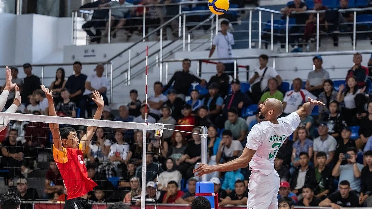 جانب من لقاء المنتخب السعودي الأول للكرة الطائرة مع نظيره القيرغيزستاني