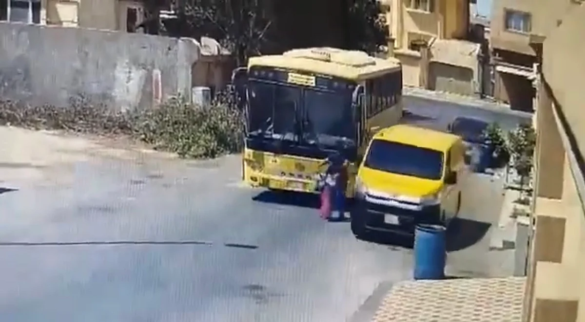 يقظة سائق حافلة مدرسية تمنع دهس طالبة