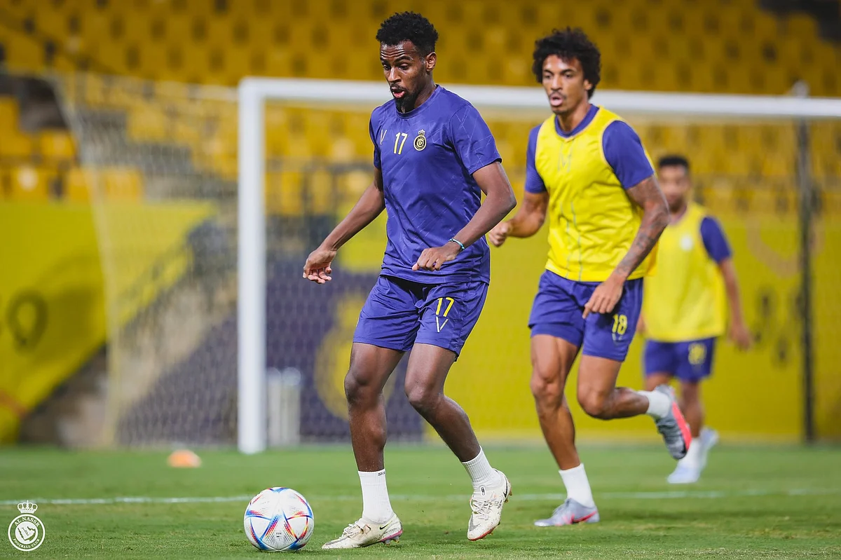 لاعبو النصر يؤدون الحصة التدريبية