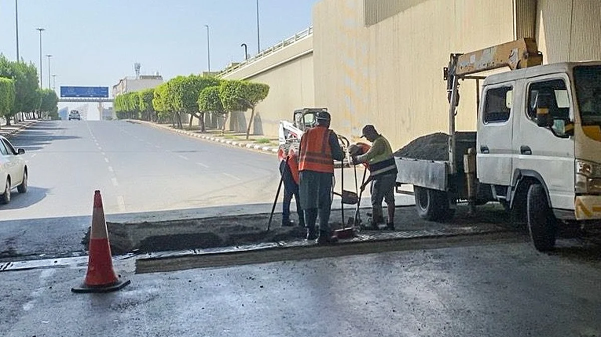 الفرق الميدانية تنفذ صيانة شبكة الطرق