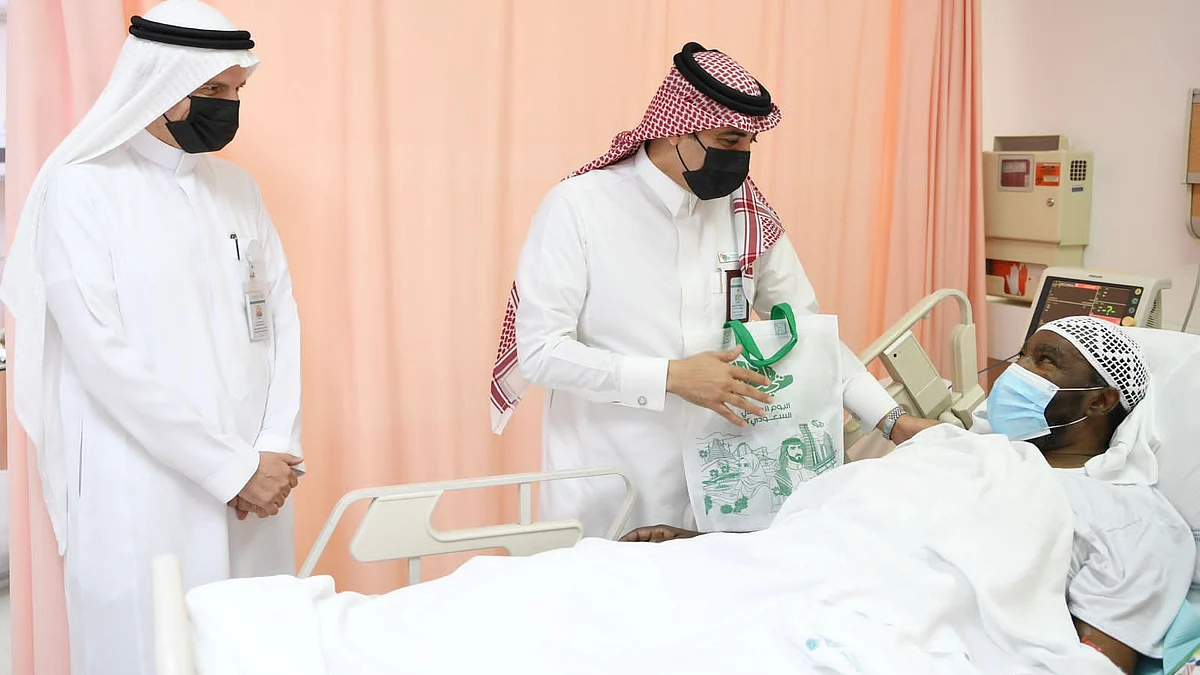 توزيع الهدايا للمرضى المنومين بمستشفيات قوى الأمن في اليوم الوطني 92