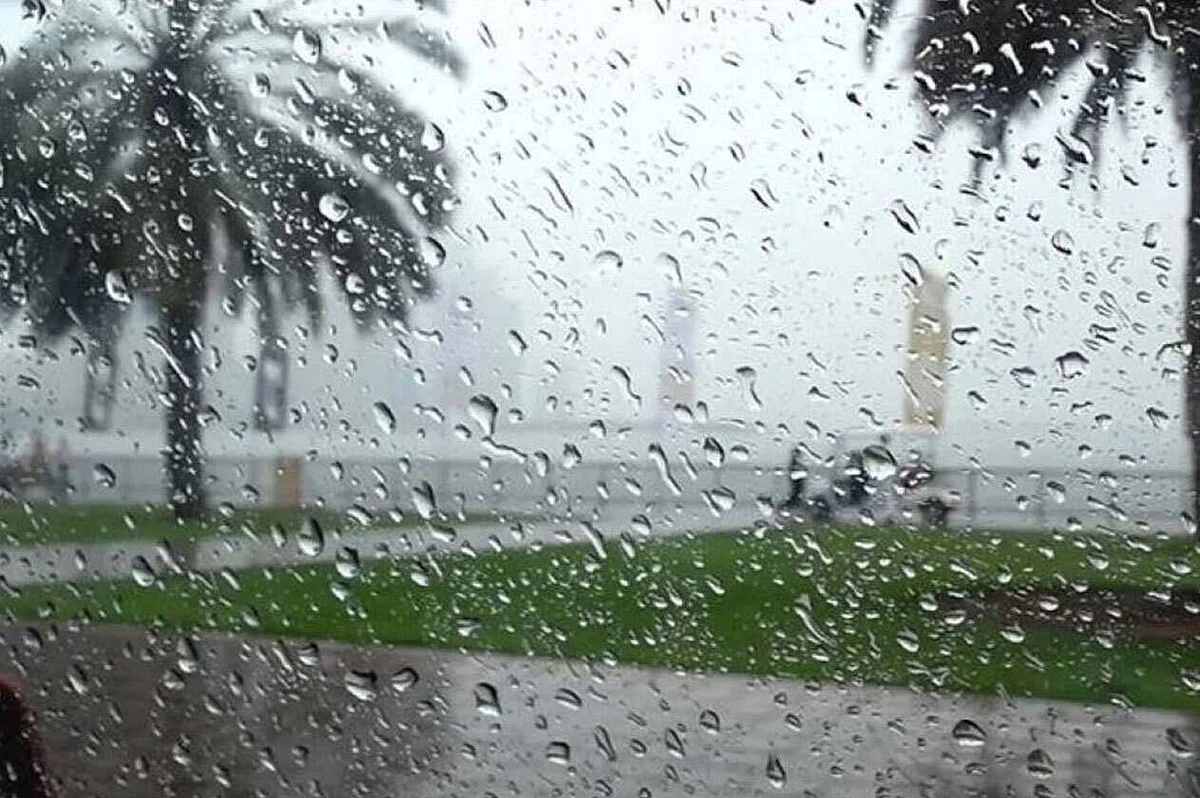 أمطار غزيرة ورياح وتساقط البَرَد وجريان سيول وتدنٍ في مدى الرؤية على منطقة عسير