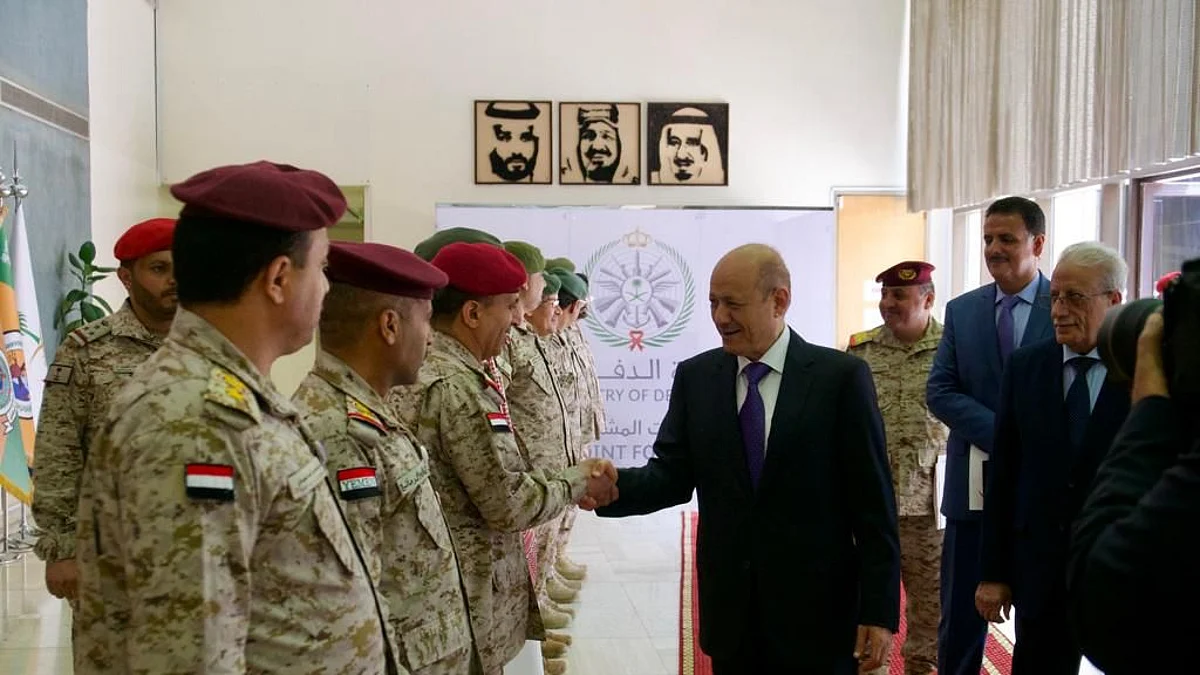 رشاد العليمي يزور قيادة القوات المشتركة بالرياض